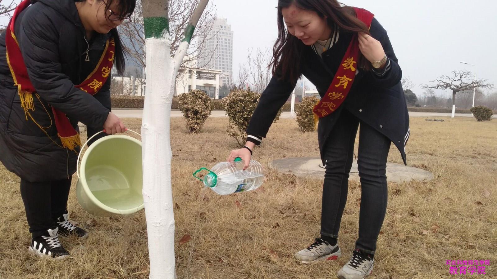 我院举办植树节“和大树在一起”活动1.jpg